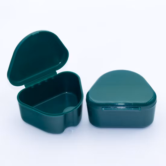 Пластиковый ящик для хранения ортодонтических невидимых брекетов.